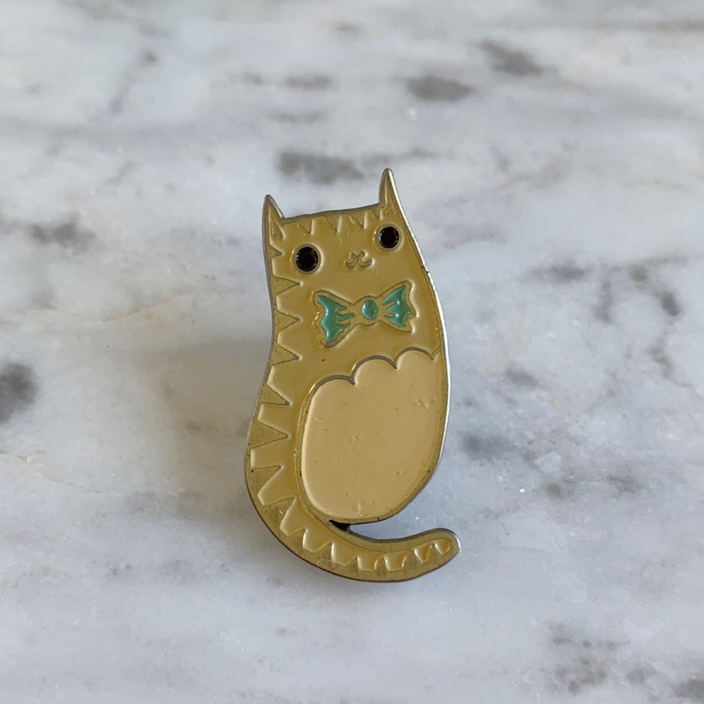 Enamel lapel pin - cat with bowtie